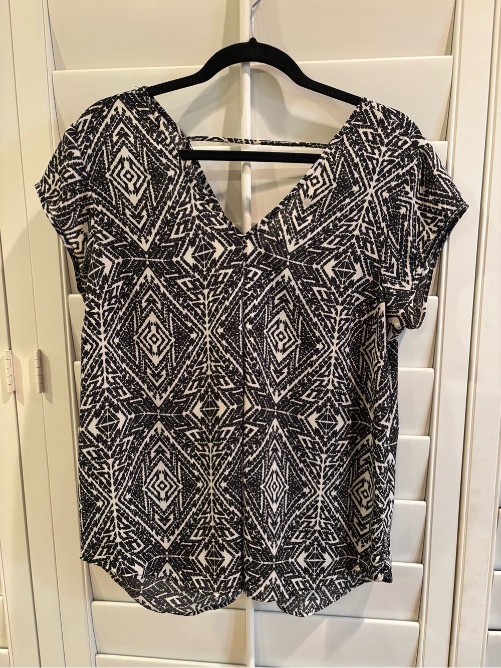 Daniel Rainn Black & White Geometric V-Neck Opaque Chiffon Women's Blouse